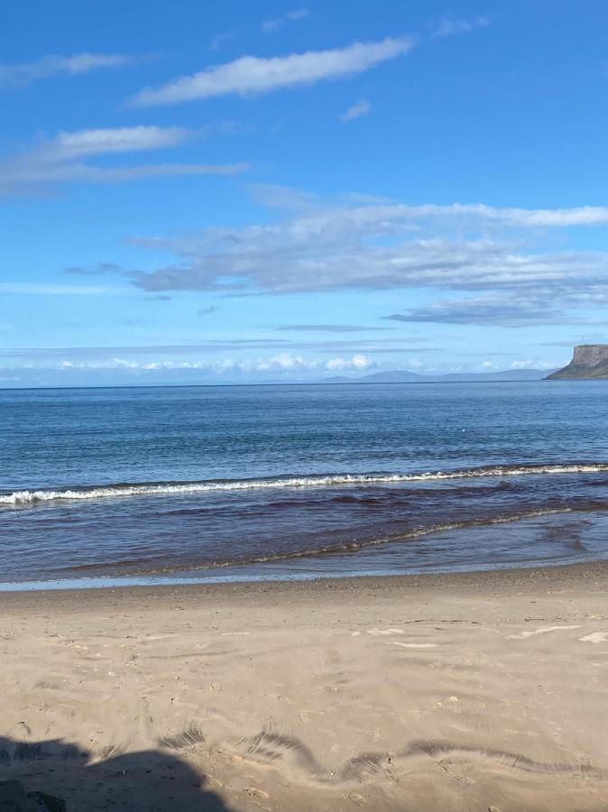 Causeway Coast Apartments Cora Marine Баликасъл Екстериор снимка
